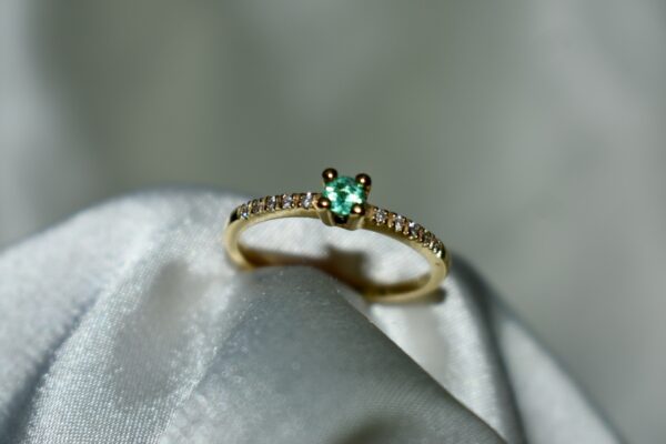 Sortija con diamantes y Esmeralda Colombiana - Imagen 2