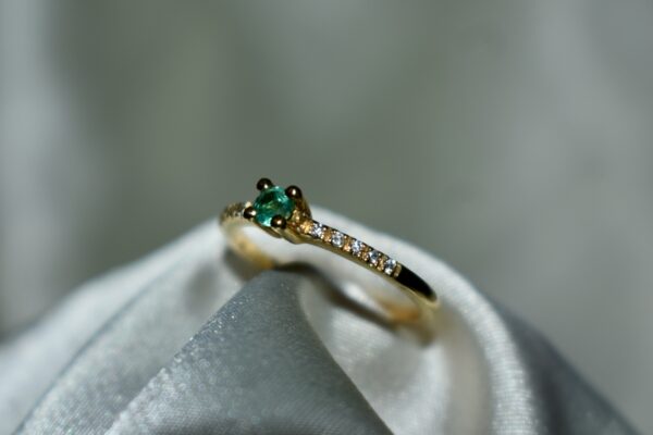 Sortija con diamantes y Esmeralda Colombiana - Imagen 3