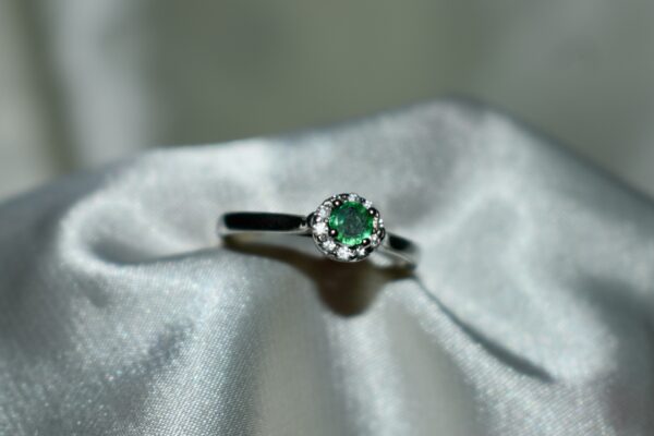 Sortija con Diamante y Esmeralda Colombiana - Imagen 2
