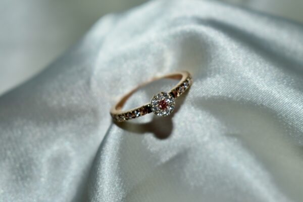 Sortija con 2 Diamantes Blanco y Rosa - Imagen 2