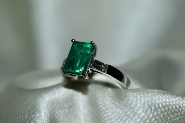 Sortija con 2 Diamantes y Esmeralda tallada - Imagen 2