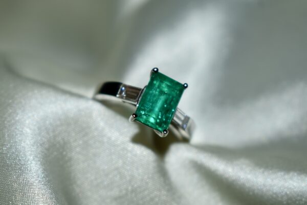Sortija con 2 Diamantes y Esmeralda tallada - Imagen 3