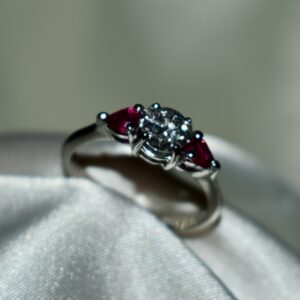 Sortija con Rubis y Diamante