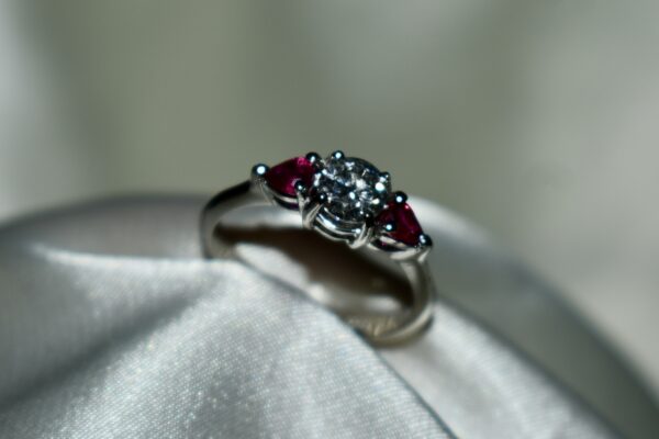Sortija con Rubis y Diamante