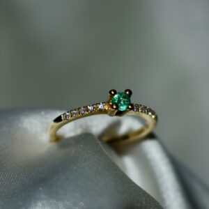 Sortija con diamantes y Esmeralda Colombiana